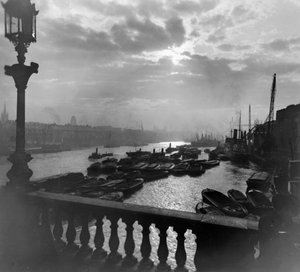 Flussabwärts von der London Bridge