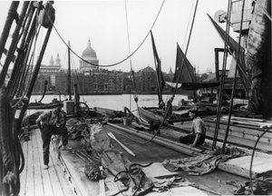 Männer auf einer Themse-Barke, South Bank, Lambeth, London, frühes 20. Jahrhundert von George Davison Reid