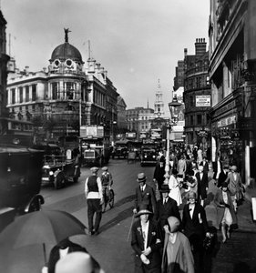 The Strand mit dem Gaiety Theatre links und St Clement Danes, Westminster, London