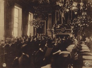 Amerika im Ersten Weltkrieg: Dolmetscher übersetzt die Rede von Präsident Poincaré ins Englische bei der Eröffnung der Friedenskonferenz (s/w Foto) von George Grantham   Bain News Service Bain