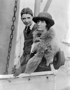 Margaret Sanger und ihr älterer Sohn Stuart in Japan von George Grantham Bain