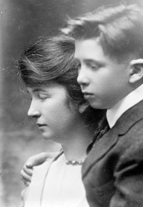 Margaret und ihr Sohn Stuart, ca. 1919 von George Grantham Bain