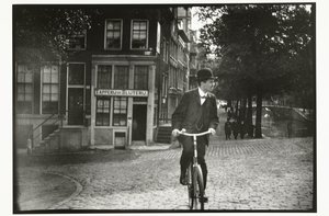 Radfahrer auf der Keizersgracht in Amsterdam von George Hendrik Breitner