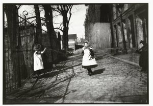 Kinder spielen vor dem Eingang von Breitners Atelier auf dem Prinseneiland in Amsterdam von George Hendrik Breitner