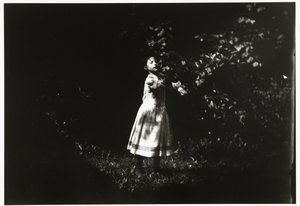 Porträt eines Mädchens in einem Garten von George Hendrik Breitner
