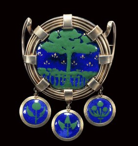 Ein großes silbervergoldetes und emailliertes Ornament