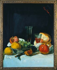Trauben, Zitronen und Granatäpfel mit Weißweingläsern und Brotlaib von George Leslie Hunter