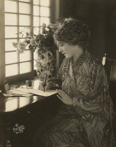 Mary Pickford, im Kimono, schreibt an einem Schreibtisch, ca. 1918 (s/w Foto) von Bartolome Esteban and studio Murillo