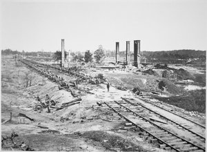 Ruinen von Hoods 28-Wagen-Munitionszug und der Scofield Rolling Mill, nahe Atlanta, Georgia, September 1864 von George N. Barnard