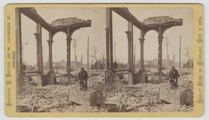 Stereograph eines Mannes, der einen Safe unter den Ruinen nach dem Chicago-Feuer von 1871 kühlt, 1871