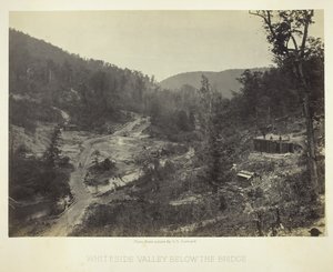 Whiteside-Tal unterhalb der Brücke (1864) von George N. Barnard