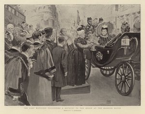 Die Lady Mayoress überreicht der Königin einen Blumenstrauß im Mansion House