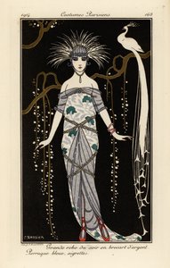 Großes Abendkleid in Silberbrokat, blaue Perücke und Federn von Georges Barbier