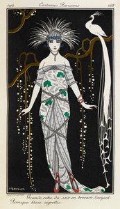 Großes Abendkleid aus Silberbrokat. Costumes Parisiens Nr. 73. Blaue Perücke, Federschmuck. Frauen in Abendkleidern mit Silberbrokat, roten Pantoffeln und blauer Perücke mit silbernem Kopfschmuck, im Hintergrund ein weißer Pfau auf einem Ast.
