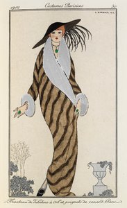 Liberline-Mantel mit Kragen und Manschetten aus weißem Fuchsfell. Costumes Parisiens Nr. 30. Frau trägt einen gestreiften Liberline-Mantel mit Kragen und Manschetten aus weißem Fuchsfell. Sie trägt auch einen großen schwarzen Hut mit Federn und eine grüne  von Georges Barbier