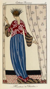 Theatermantel. Pariser Kostüme Nr. 71. Eine Frau trägt ein rotes gemustertes Kleid mit einem blauen Rock, besetzt mit Pelz. Sie trägt auch einen Federkopfschmuck in Schwarz und Silber.