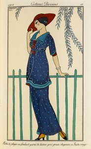 Strandkleid aus Seidentuch mit Tussor-Grosgrain-Besatz, Hut aus rotem Wildleder. Costumes Parisiens Nr. 15. Frau trägt ein Strandkleid und einen Rohseidenschal mit Grosgrain-Besatz in gepunktetem Blau und einen roten Hut.