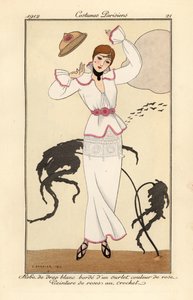 Frau in weißem Wollkleid mit rosa Besatz, Gürtel aus gehäkelten Rosen, verliert ihren Hut im Wind. Handkolorierte Pochoir-Radierung nach einer Illustration von George Barbier