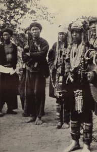 Burma: Akha-Männer mit Frauen in ihrer ganzen Pracht von Georges Bertin Scott