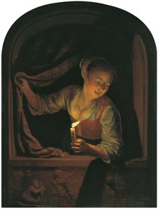 Frau mit einer brennenden Kerze am Fenster