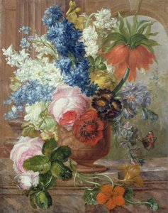 Rosen, Rittersporn, Anemone, Kapuzinerkresse und eine Kaiserliche Lilie in einer skulptierten Urne auf einem Marmorsims