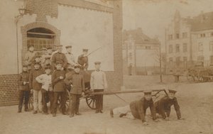 Deutsche Soldaten ziehen (Geschütz?) Wagen. Postkarte gesendet 1913. von German Photographer