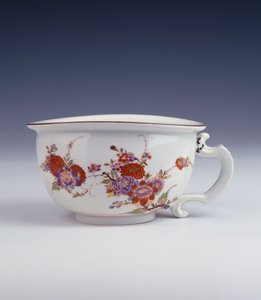 Ein Bottger-Bourdaloue von unregelmäßiger ovaler Form, bemalt im Stil von Johann Ehrenfried Stadler, ca. 1725
