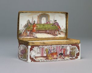 Eine rechteckige Frankenthal-Schnupftabakdose und bombierte Abdeckung, die Innenseite der Abdeckung mit einer Szene von Herren, die Billard spielen, ca. 1770 von German School