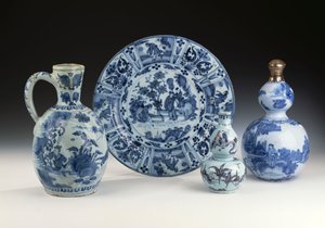 Eine Auswahl von Frankfurter blau-weißen Keramiken im chinesischen Stil, ca. 1700 von German School