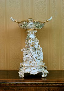Kuchenständer mit Putten, die die Jahreszeiten darstellen, ca. 1830 von German School