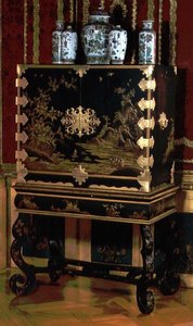 Dekorierter Schrank auf Ständer, zugeschrieben Gerard Dagly, Berliner Lackmeister, bekannt als orientalischer Kopist, ca. 1700
