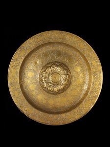 Schale aus graviertem Messing mit Silbereinlage, das zentrale Medaillon umgeben von Repoussé-Spiralrillen, 1500-1525