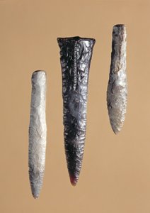 Feuerstein-Dolche aus der späten Jungsteinzeit, gefunden in Grebenhagen, Heunetal-Holzheim und Niederaula
