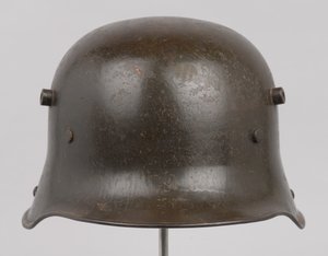 Deutscher Stahlhelm, ca. 1916 von German School