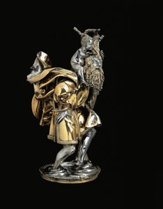 Spätgotische Statuette des Heiligen Christophorus, der das Christuskind auf seiner rechten Schulter trägt, auf einem Reliquiar-Sockel, wahrscheinlich Augsburg von German School