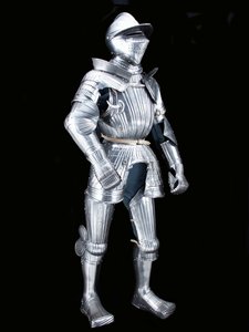 "Maximilian" Feldrüstung der "Fico"-Gruppe, mit zugehörigem Helm, ca. 1525-30, dekoriert ca. 1805 (geätzter Stahl mit modernem Leder und Restaurierungen) von German School