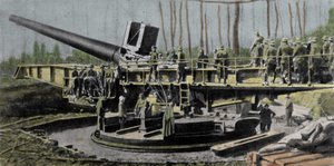 Oft mit der Big Bertha Kanone verwechselt, ist das Paris-Geschütz (Wilhelmgescutae) das geheimnisvollste der deutschen Geschütze des Ersten Weltkriegs. Kaliber 210 mm; Fluglänge 36 m; Reichweite 126 km; Gesamtgewicht 750 T; Projektilgewicht 105 kg bei 1600