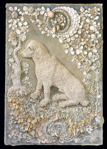 Einer von einem Paar Louis XV sitzender Hunde, modelliert in Relief, in einer grottenartigen Umgebung von German School