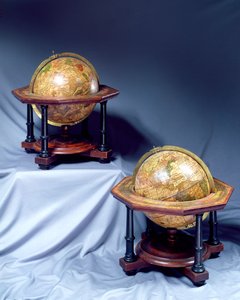 Paar Tisch-Globen, hergestellt von Isaac Habrecht, Straßburg, 1625, zweite Ausgabe von Johann Christoph Weigel, Nürnberg, 1675 von German School