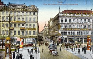Postkarte, die Unter den Linden und die Friedrichstraße in Berlin zeigt, ca. 1910