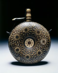 Pulverflasche, um 1620-50 (Walnuss mit Horn, Knochen, Messing & Eisen)