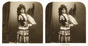 Stereoskopische Karte, die eine junge Frau in traditioneller spanischer Tracht aus der Region Aragon zeigt, ca. 1900 (Sepia-Foto) von German School