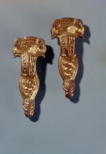 Thüringer Fibeln mit Vogelköpfen, Stoessen, erste Hälfte des 6. Jahrhunderts (Gold) von German School