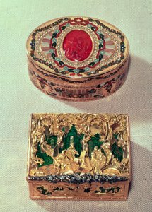Oben: Goldene Schnupftabakdose, eingelegt mit verschiedenen Steinen und einem Karneol-Kamee in der Mitte mit Amoretten, möglicherweise von J. C. Neuber aus Dresden. Unten: Goldene Schnupftabakdose mit Figurengruppen inmitten von Rokoko-Rollen von German School