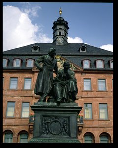 Ansicht des Neuen Rathauses und des Denkmals der Brüder Grimm