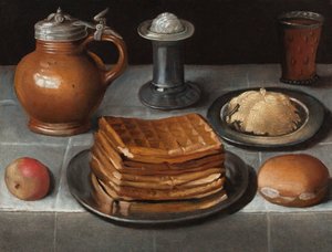 Waffeln und Butter auf Zinntellern mit einem Apfel, Brötchen, Krug, Salzstreuer und einem Bierglas mit Prunts auf einem tuchbedeckten Tisch