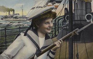 Frau in der Uniform eines Matrosen des deutschen Schlachtschiffs Braunschweig von German School