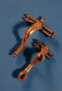 Zwei gebogene Broschen, aus Hassleben, Thüringen (Gold und Edelsteine)