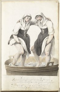 Zwei Frauen stampfen Wäsche