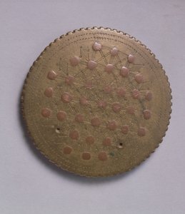 Linsenförmiges Gewicht mit Kupfereinsätzen (Messing)